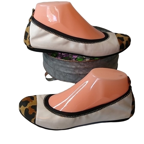 Simply Vera Wang Size 6.5  Leopard & Cream Ballet Flats Two Tone Faux Leather - Picture 1 of 10